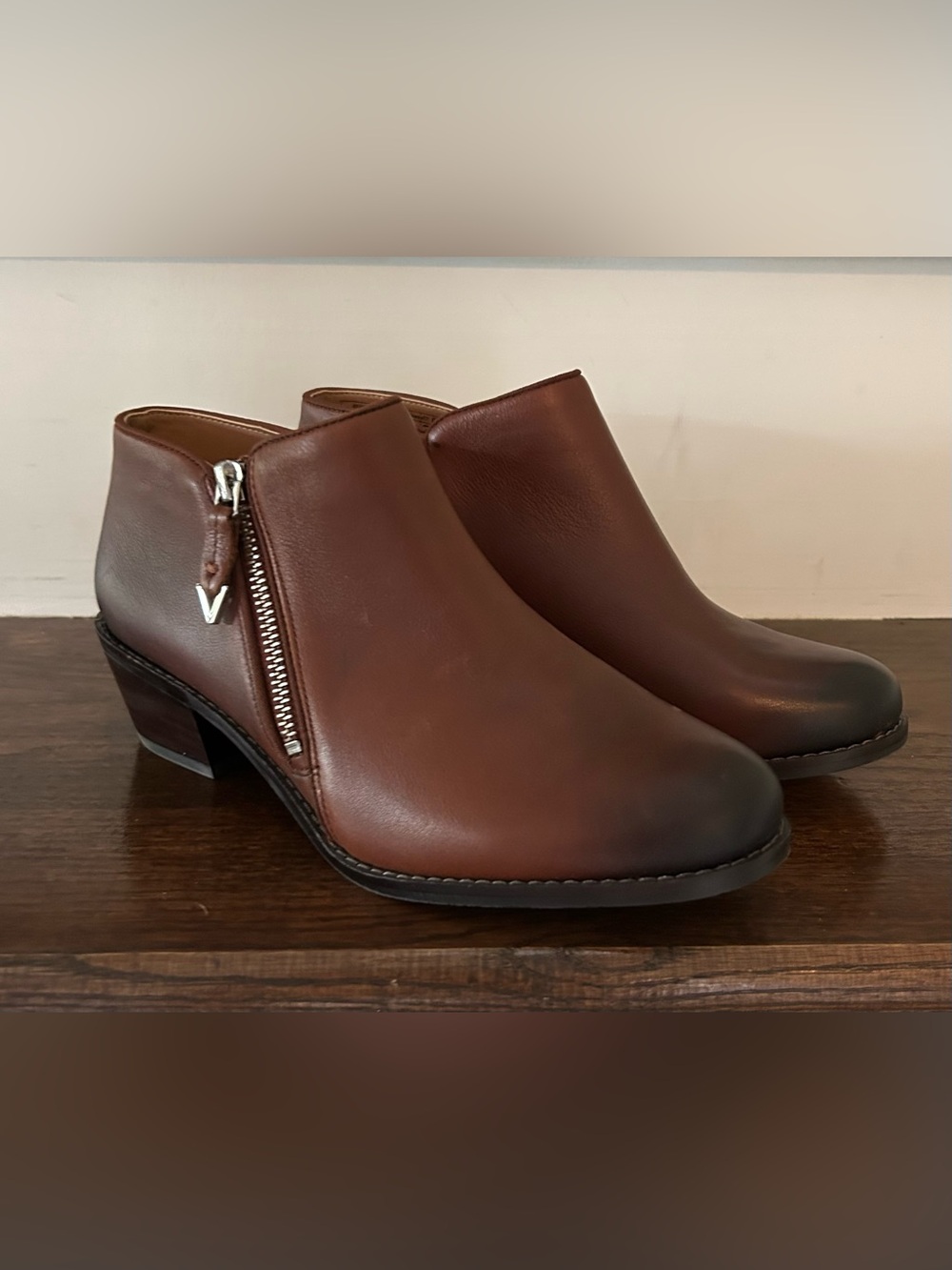 NEW Vionic women’s ankle booties brown leather size 7.